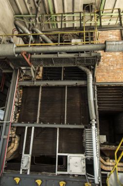 Eski kömür kazanı rendeleyin olmadan bir duvar