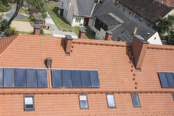 Güneş kollektörleri çatıda eski bina