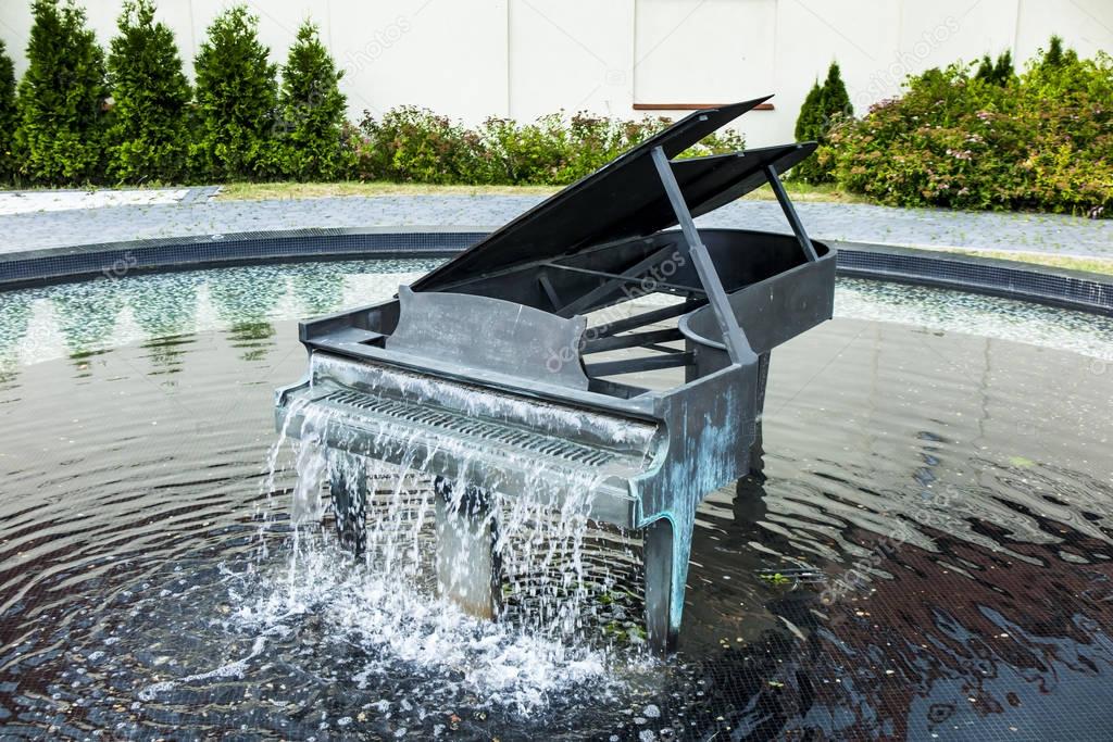 Fountain in the shape of a piano 