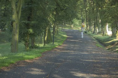 Bir kadın bir ıhlamur sokak yürür 