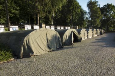 taş döşeli alan üzerinde birkaç büyük askeri çadırlar 