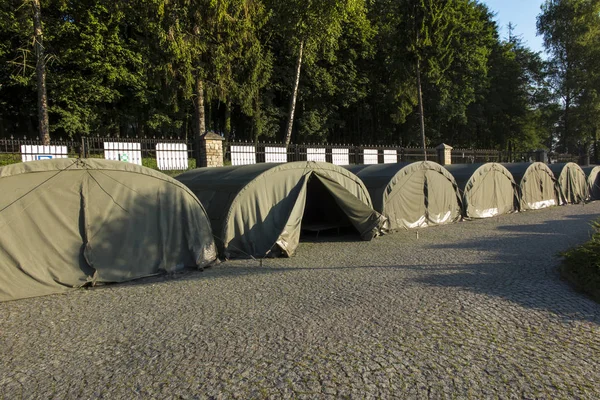 taş döşeli alan üzerinde birkaç büyük askeri çadırlar 
