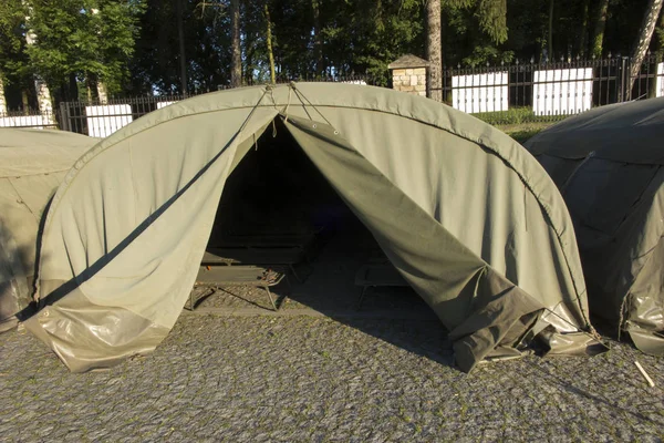 Kilka dużych namiotów wojskowych na obszarze betonowa — Zdjęcie stockowe