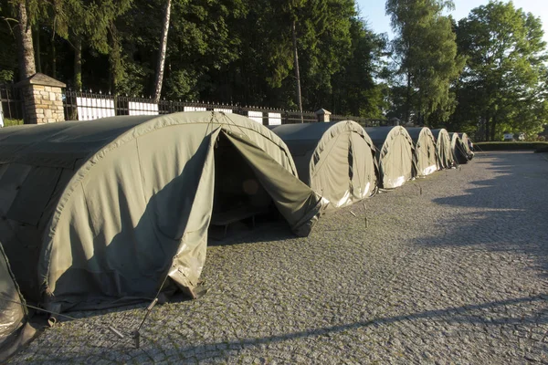 taş döşeli alan üzerinde birkaç büyük askeri çadırlar 