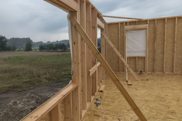 Lluvia mientras construye una casa en tecnología esquelética — Foto de Stock