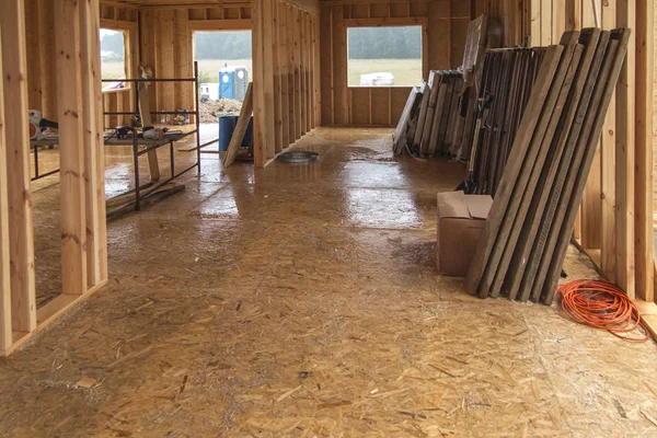 Lluvia mientras construye una casa en tecnología esquelética — Foto de Stock