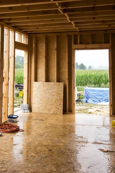 Chuva ao construir uma casa em tecnologia esqueleto — Fotografia de Stock