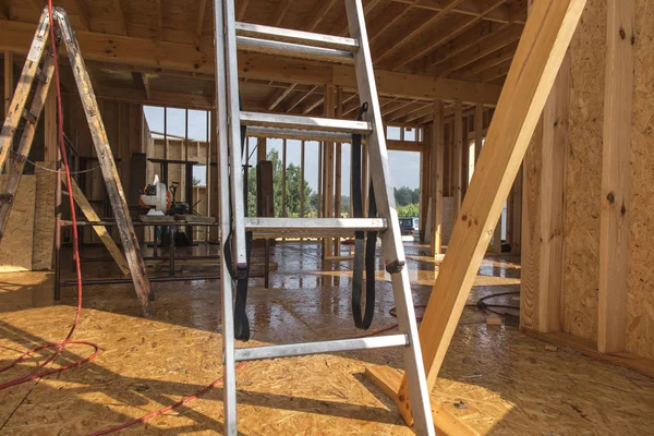 Chuva ao construir uma casa em tecnologia esqueleto — Fotografia de Stock