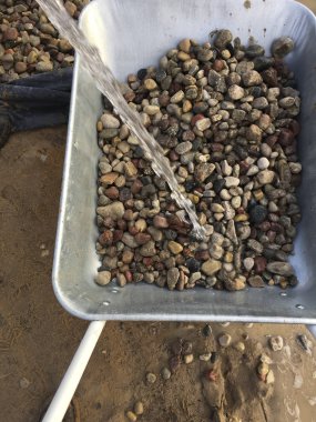 Durulama su akışı altında çakıl 