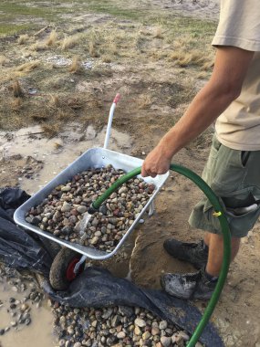 Durulama su akışı altında çakıl 