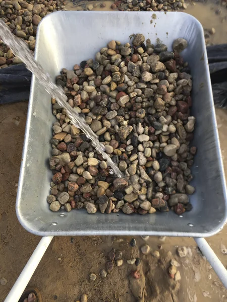 Durulama su akışı altında çakıl 