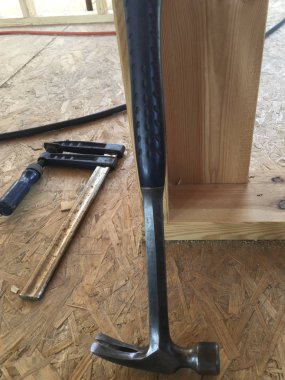 carpenter'ın çekiç ve lastik Osb yönetim kurulunda yalan 