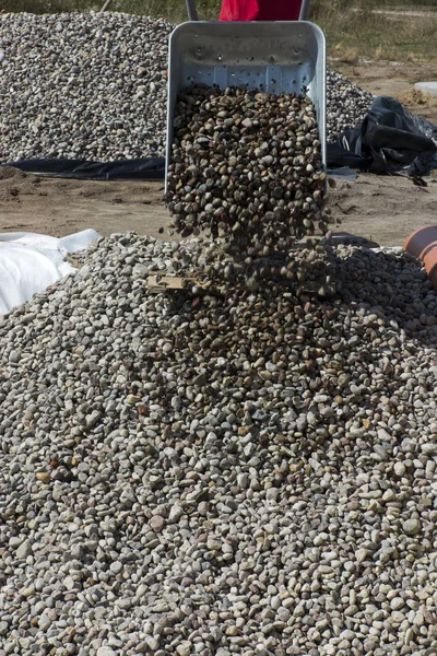 lavage of gravel in the wheelbarrow with holes