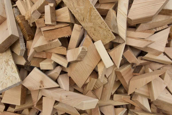 Pieza de madera, incurrida durante la construcción de la casa en tec — Foto de Stock