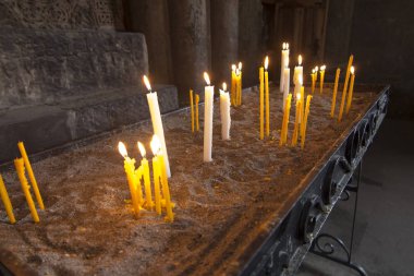 Ermenistan'da Saghmosavank kilisede mumlar