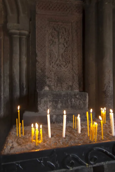 Bougies dans l'église Saghmosavank en Arménie — Photo