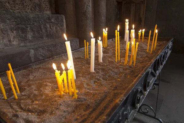 Bougies dans l'église Saghmosavank en Arménie — Photo