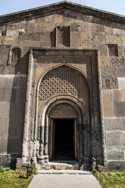 アルメニアのホテルで Saghmosavank 修道院入り口のドア — ストック写真
