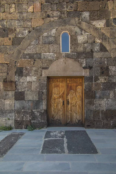 Ohanavan, Armenia, 15 de septiembre de 2017: Puerta ornamental al —  Fotos de Stock
