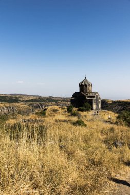 Amberd Ortaçağ Kalesi yanında eski bir kilise görünümünü