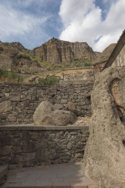 Bir haç oyulmuş bir kaya, Geghard Manastırı 