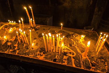 Geghard kilisede mumlar 