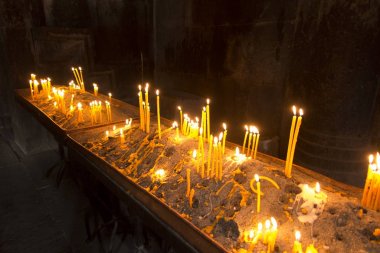 Geghard kilisede mumlar