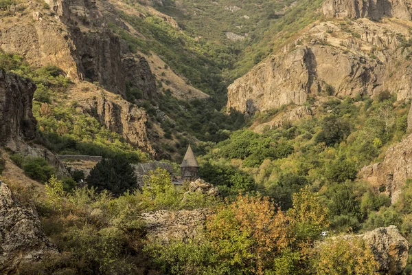 Den kristna tempel Geghard i bergen i Armenien — Stockfoto