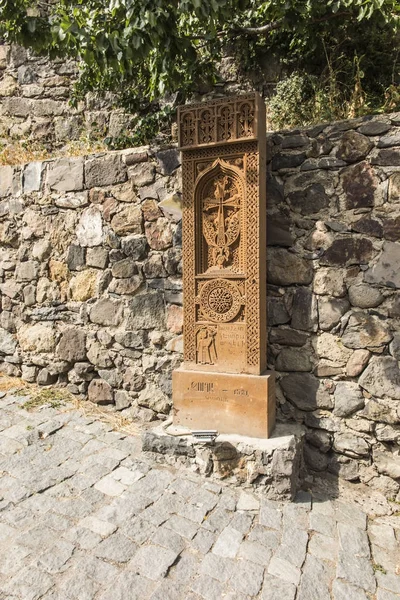 Traditionelle armenische Steinkreuze und Felsen rund um das Geghard — Stockfoto