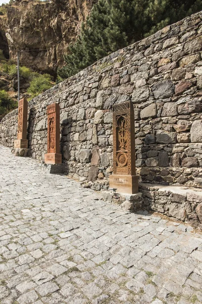 전통적인 아르메니아 돌 십자가는 Geghard 주위 바위 — 스톡 사진