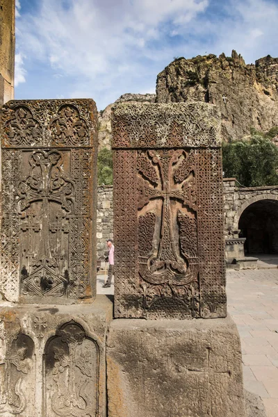 従来のアルメニアの石造りの十字と、ゲハルト修道院周辺の岩 — ストック写真