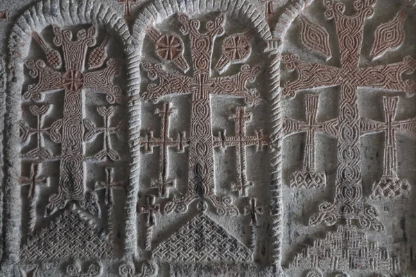 従来のアルメニアの石造りの十字と、ゲハルト修道院周辺の岩 — ストック写真