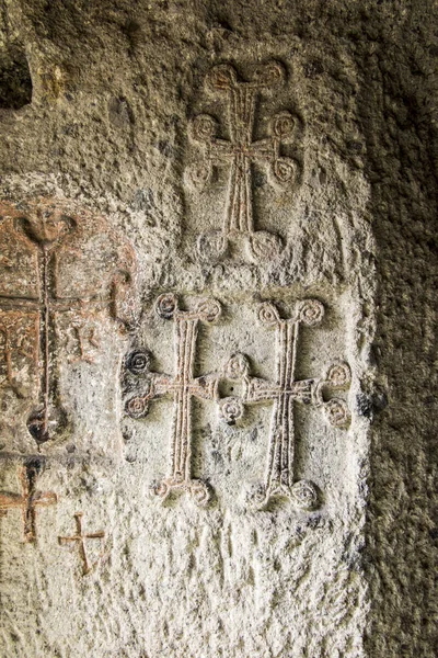 Cruces tradicionales de piedra armenia y rocas alrededor del Geghard — Foto de Stock