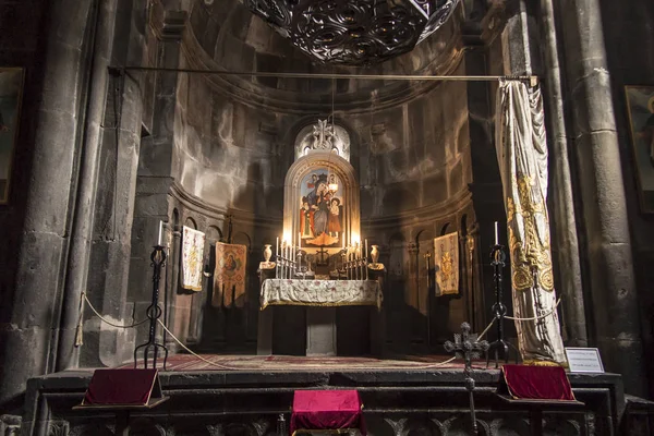 Geghard, Armênia - 16 de setembro de 2017: Inside a Geghard medieva — Fotografia de Stock