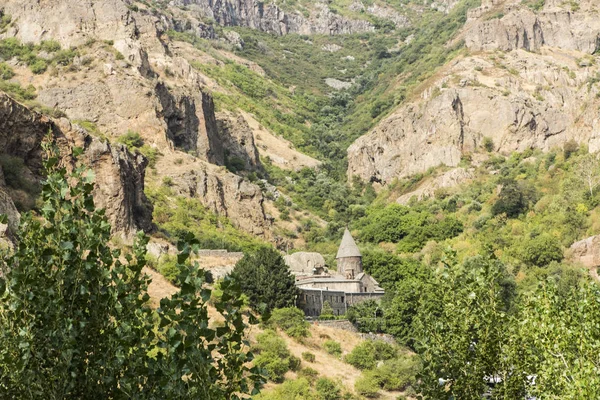 O templo cristão Geghard nas montanhas da Armênia — Fotografia de Stock
