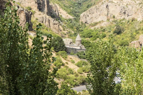 O templo cristão Geghard nas montanhas da Armênia — Fotografia de Stock