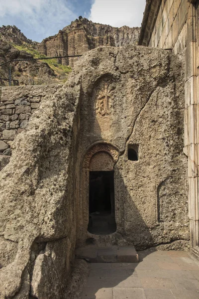 Bir haç oyulmuş bir kaya, Geghard Manastırı — Stok fotoğraf