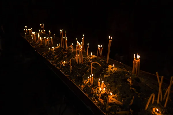 Kerzen in der Geghard-Kirche — Stockfoto