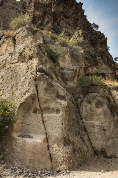 Klippor och berg i området i Geghard murverk — Stockfoto