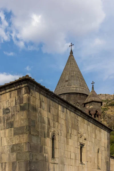 アルメニアの山の中のキリスト教寺院アザート — ストック写真