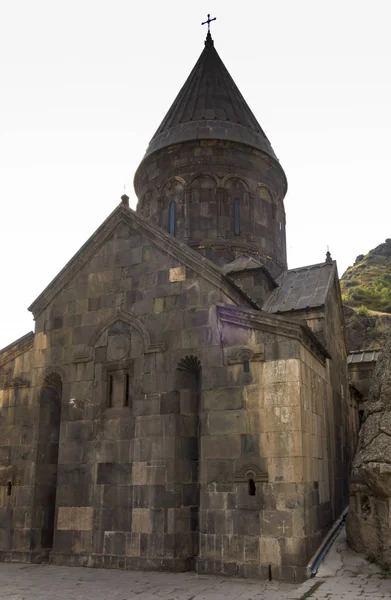 O templo cristão Geghard nas montanhas da Armênia — Fotografia de Stock