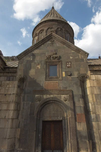 Le temple chrétien Geghard dans les montagnes d'Arménie — Photo