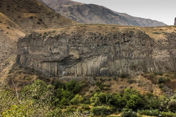 Columnas de basalto de formación rocosa Sinfonía de las piedras cerca de Garni , — Foto de Stock