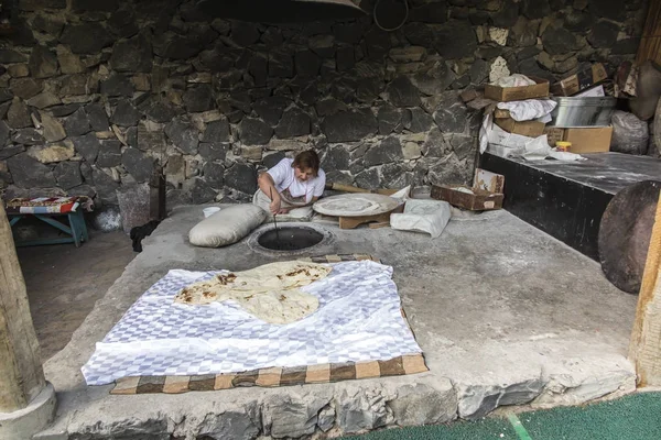 Hornear lavash tradicional en el tandoor — Foto de Stock