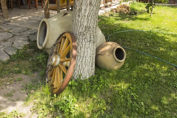 Inslag av små arkitektur i armeniska trädgård — Stockfoto