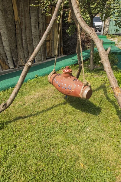 Elemente kleiner Architektur im armenischen Garten — Stockfoto