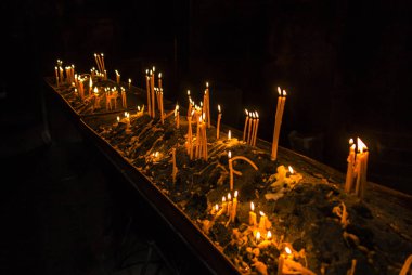 Geghard kilisede mumlar 