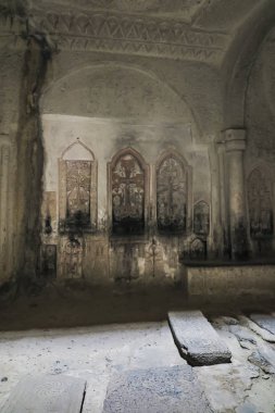 Geleneksel Ermeni taş haçlar ve kayaların etrafında Geghard 
