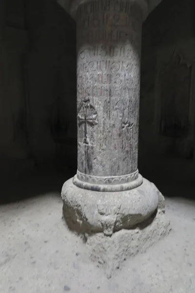 Cruzes de pedra armênia tradicionais e rochas ao redor do Geghard — Fotografia de Stock