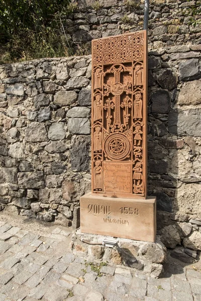 Tradiční Arménské kamenné kříže a skály kolem klášter Geghard — Stock fotografie